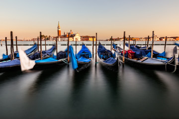 Fototapeta na wymiar Venezia, gondole sulla laguna al tramonto