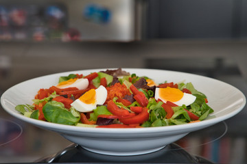 Gemischter veganer Bio Salat Teller mit Tomaten, Eier und Croutons, Produktbild