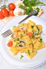 pasta mezzemaniche con vongole piatto tipico italiano
