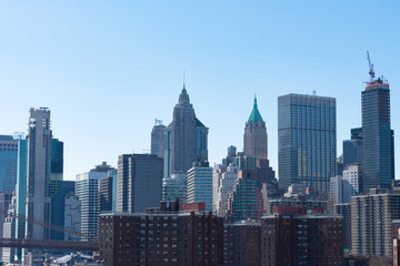 Fototapeta premium Scena dolnego Manhattanu w Nowym Jorku ze starymi i nowoczesnymi wieżowcami i budynkami