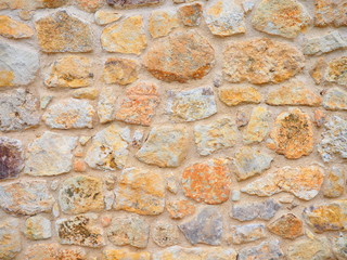 Muro de mampostería. Piedra de tamaño mediano y argamasa