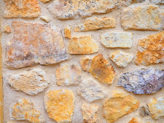 Muro de mampostería. Piedra de tamaño mediano y argamasa