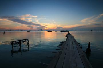 Obraz premium Wooden bridge at Tan Jetty, Georgetown, Penang, Southeast Asia during sunrise hour.