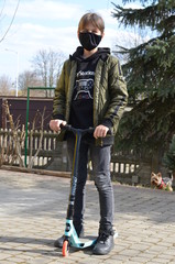 koronawirus  , coronavirus , maseczka wirusowa , maska antywirusowa , chłopiec  w maseczce , antywirusowa maseczka , wirus , virus , maska , maseczka , sport w masce , sport w maseczce , dziecko maska © Szymon