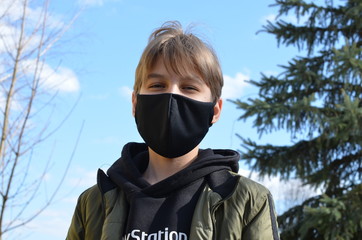 koronawirus  , coronavirus , maseczka wirusowa , maska antywirusowa , chłopiec  w maseczce , antywirusowa maseczka , wirus , virus , maska , maseczka , sport w masce , sport w maseczce , dziecko maska © Szymon