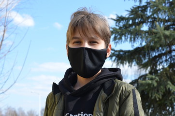 koronawirus  , coronavirus , maseczka wirusowa , maska antywirusowa , chłopiec  w maseczce , antywirusowa maseczka , wirus , virus , maska , maseczka , sport w masce , sport w maseczce , dziecko maska © Szymon