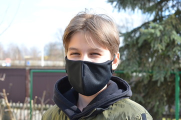 koronawirus  , coronavirus , maseczka wirusowa , maska antywirusowa , chłopiec  w maseczce , antywirusowa maseczka , wirus , virus , maska , maseczka , sport w masce , sport w maseczce , dziecko maska © Szymon
