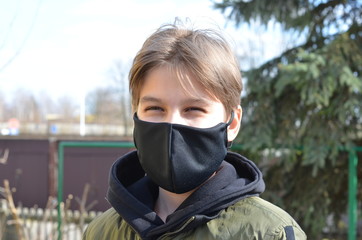 koronawirus  , coronavirus , maseczka wirusowa , maska antywirusowa , chłopiec  w maseczce , antywirusowa maseczka , wirus , virus , maska , maseczka , sport w masce , sport w maseczce , dziecko maska © Szymon