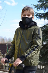 koronawirus  , coronavirus , maseczka wirusowa , maska antywirusowa , chłopiec  w maseczce , antywirusowa maseczka , wirus , virus , maska , maseczka , sport w masce , sport w maseczce , dziecko maska © Szymon