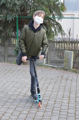 koronawirus  , coronavirus , maseczka wirusowa , maska antywirusowa , chłopiec  w maseczce , antywirusowa maseczka , wirus , virus , maska , maseczka , sport w masce , sport w maseczce , dziecko maska © Szymon