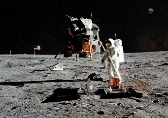 Fotobehang Astronaut op maanlandingsmissie. Elementen van deze afbeelding geleverd door NASA. © Castleski