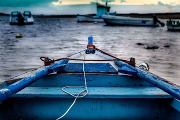 łódka na oceanie © piotr