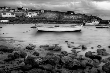 łódka na oceanie © piotr