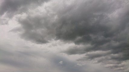 Gray sky with cloudiness (cielo gris con nubosidad)