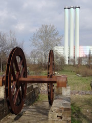 Mühlrad vor Kraftwerk