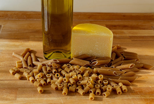 Pasta di Pene lisce a forma di cerchio su sfondo di legno scuro. Vista  frontale Foto stock - Alamy