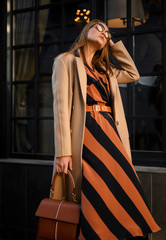 Naklejka premium Girl model in fashionable clothes. Fashion photo. Luxury clothes, street style.A stylish look .
