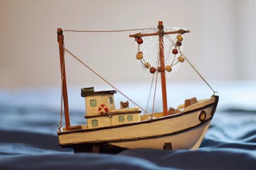 Jugando con mi barco en la cama