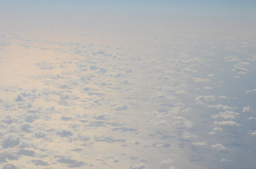 飛行機から見た海と雲