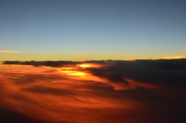 Fototapeta na wymiar 飛行機から見た夕日と雲海
