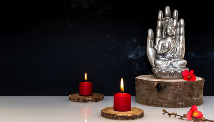 Statue de Bouddha sur fond noir.	