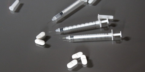 Siringa - vaccino coronavirus o droga