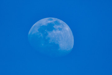 Lune en plein jour  moon in broad daylight