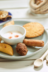 Arepa de huevo, kibbeh, palito de queso con suero costeño