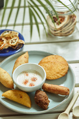 Arepa de huevo, kibbeh, palito de queso con suero costeño