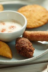 Arepa de huevo, kibbeh, palito de queso con suero costeño