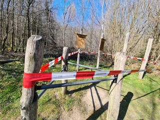 absperrung im wald an einem trimm dich pfad wegen coronavirus