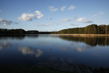 Fototapeta na wymiar Kładeczka na spokojnym jeziorze 