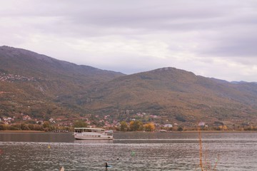 Fototapeta na wymiar boat on a lake 