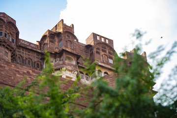Fototapeta premium (Selective focus) Stunning view of the ancient Mehrangarh Fort during a beautiful sunny day. Jodhpur, Rajasthan, India. Mehrangarh (Mehran Fort) is one of the largest forts in India.