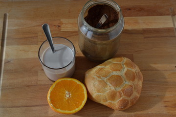 desayuno con leche cafe fruta y pan