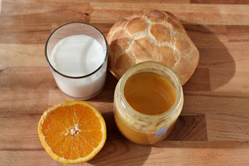 merienda con leche pan miel y fruta
