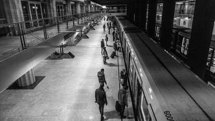 Menschen am Bahnsteig