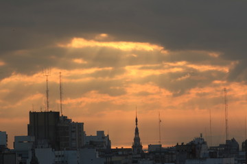 el sol nace entre las nubes en una  hermosa ma&ntilde;ana en la ciudad de Rosario,Argentina