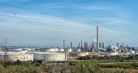 Obraz premium refinery on the seashore, the general plan. oil and gas petrochemical industrial, Refinery factory oil storage tank and pipeline steel.