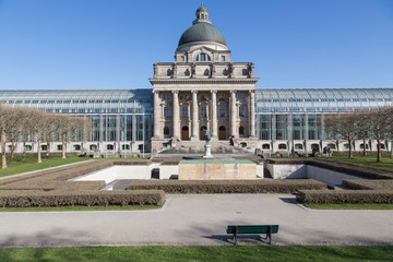 München, Deutschland: Die Bayerische Staatskanzlei mit dem historischen Kuppelbau und dem Neubau...