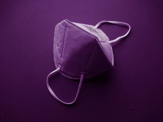 Mascarilla blanca con efecto color violeta