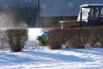 Traktor odśnieżający śnieg podczas zimy