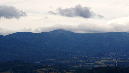 Fototapeta na wymiar karkonosze - Giant Mountains on a cloudy day