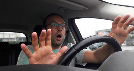 Uomo alla guida dell'auto - pericolo