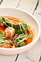 Albondigas con espinacas y ensalada