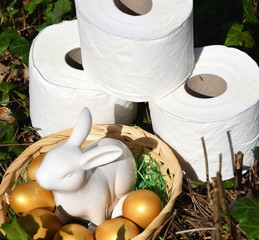 Osternest im Grünen mit weißem Klopapier und Porzellanhasen