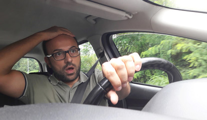 Uomo alla guida dell'auto - pericolo