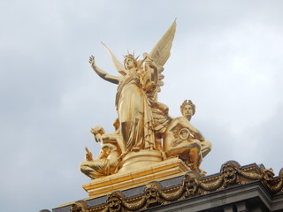 Fototapeta na wymiar Une statue sur le toit du Palais Garnier - Opéra national de Paris