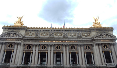 Fototapeta na wymiar L' académie nationale de musique a Paris avec 2 statues sur le toit. 
