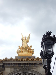 Obraz premium Une statue et un lampadaire aux Palais Garnier. Opéra national de Paris.